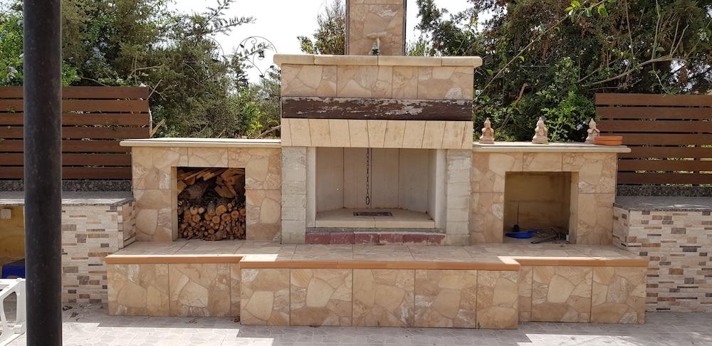 Rustic Villa With Pool, Sleeps 6 & Terrace Property Grounds