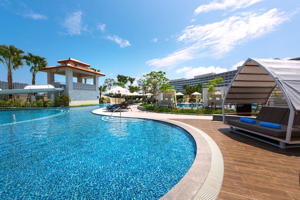DoubleTree by Hilton Okinawa Chatan Resort Outdoor Pool