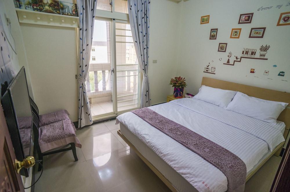 Red Tomato Modern Branch Room