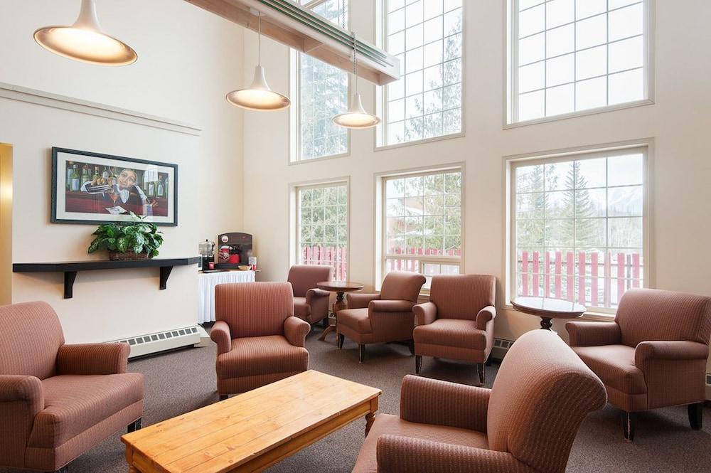 Fernie Slopeside Lodge Lobby Sitting Area