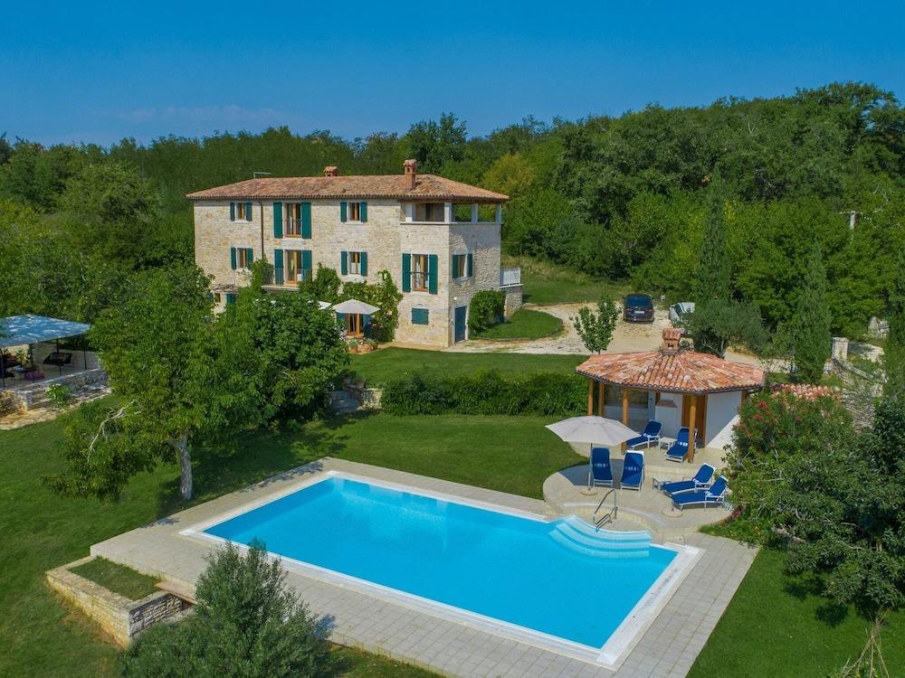 A Spacious Stone House With Heated Infinity-pool, Only 20 Min. to the Sea