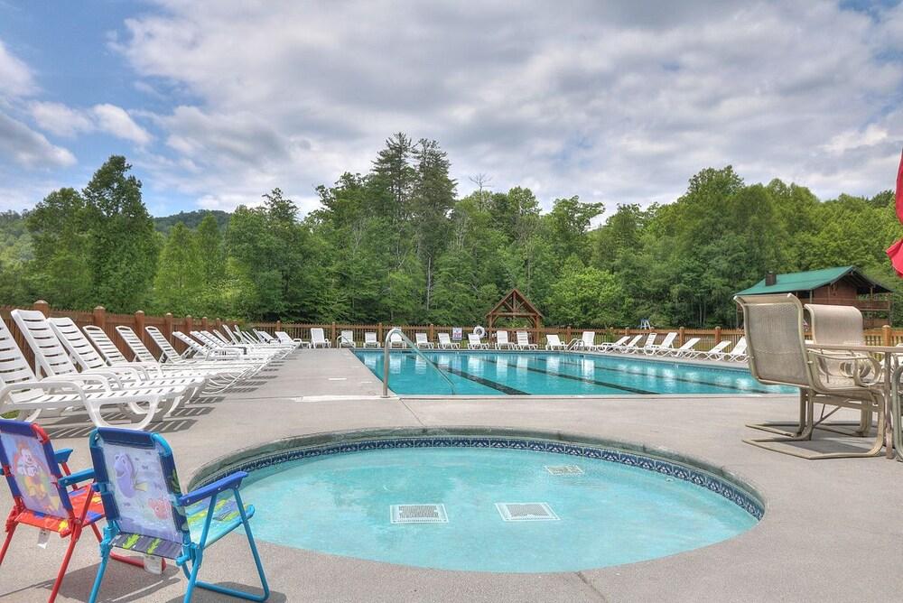 Moose Tracks 1 Bedroom Cabin by RedAwning Waterslide