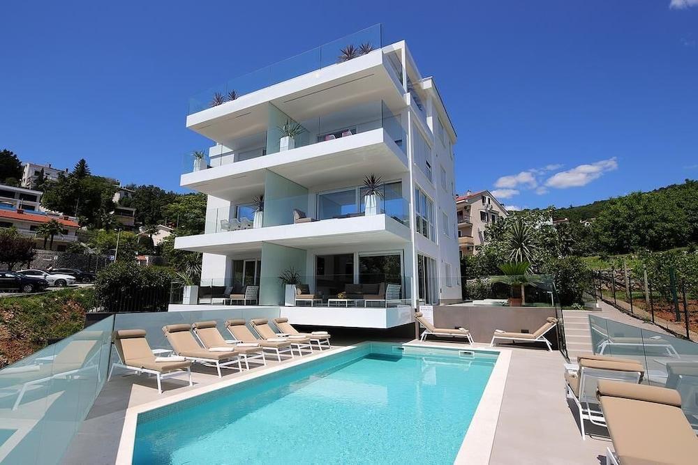 New Apartments with Pool near Beach