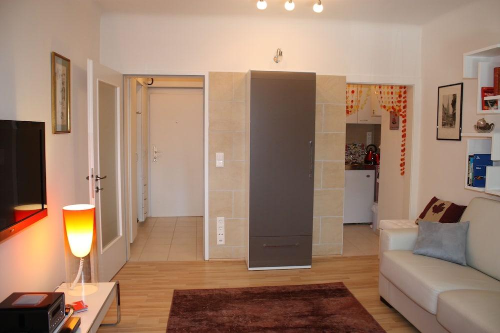 GoVienna Charming Studio Living Area