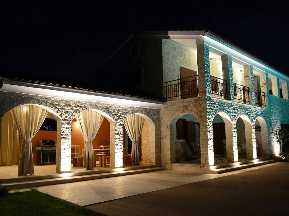 Spacious Villa Dubravka With a Large Pool Exterior