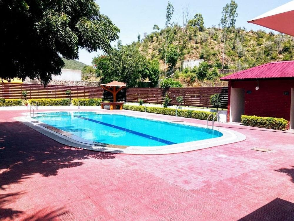 Rishika Clarks Inn Outdoor Pool