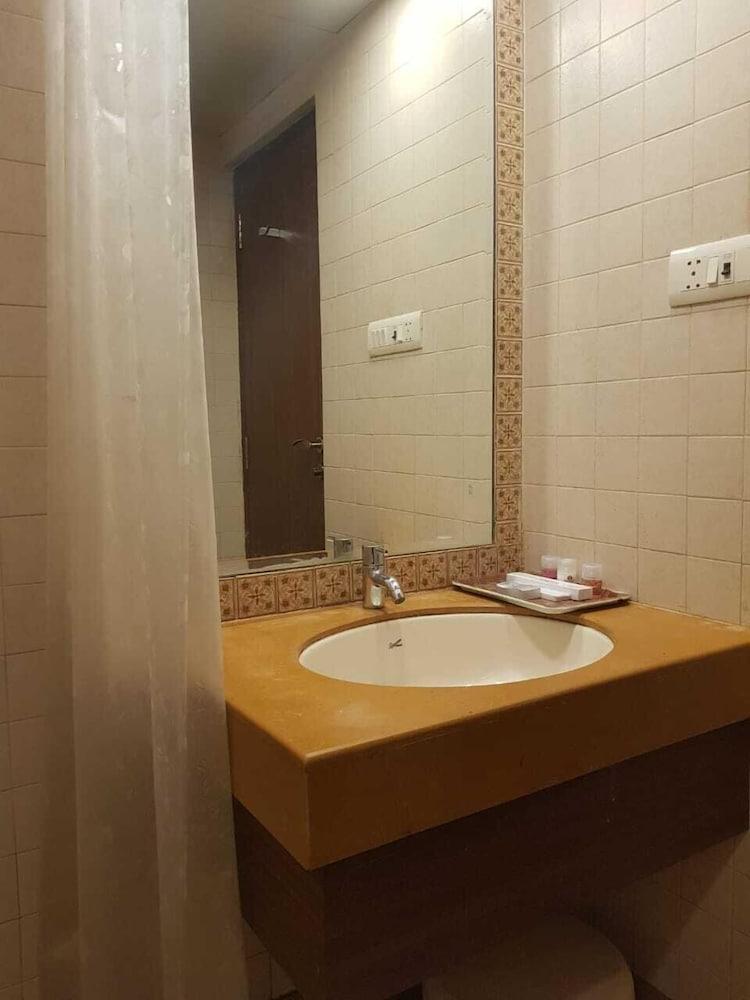 ساي بالاس هوتل آند جاردنز ميرا رود حمام