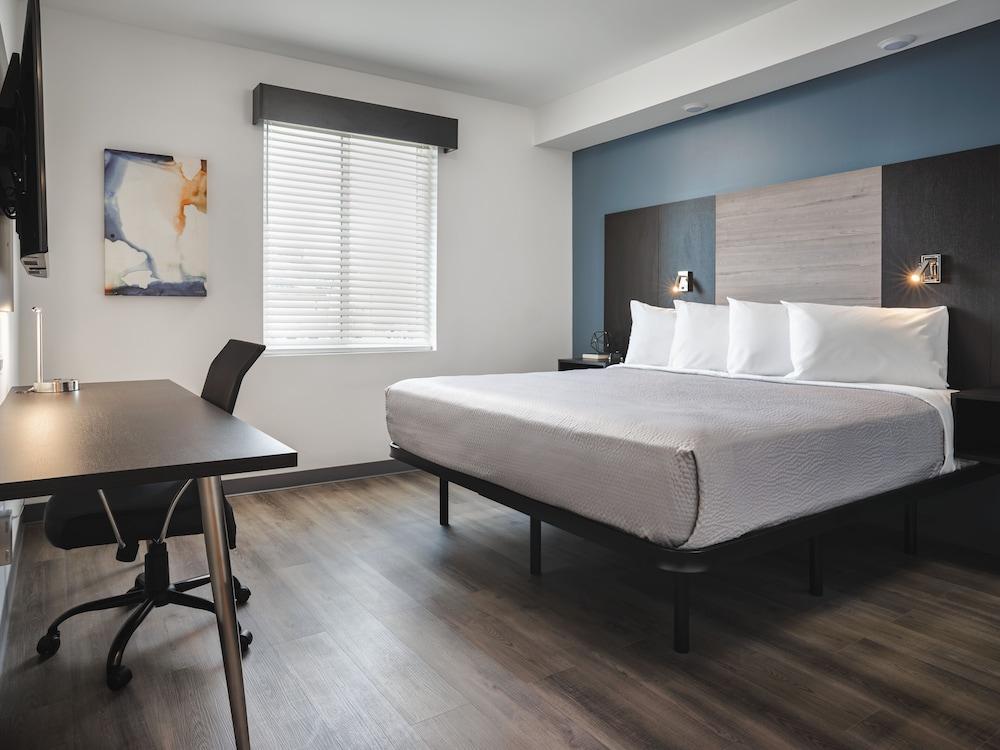 stayAPT Suites Raleigh Durham RTP Room