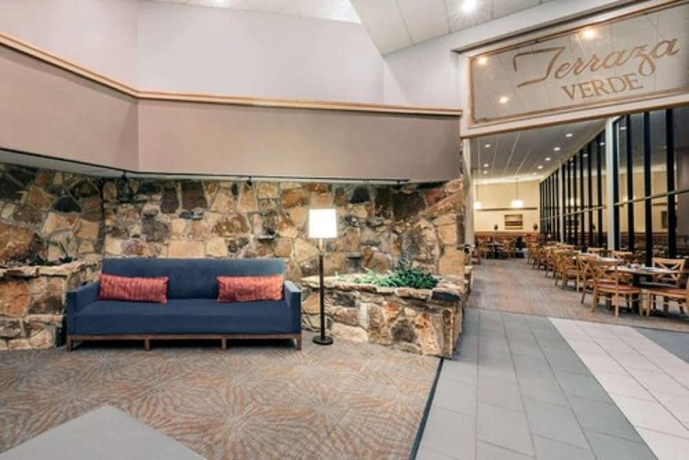 DoubleTree by Hilton Laredo Lobby Sitting Area