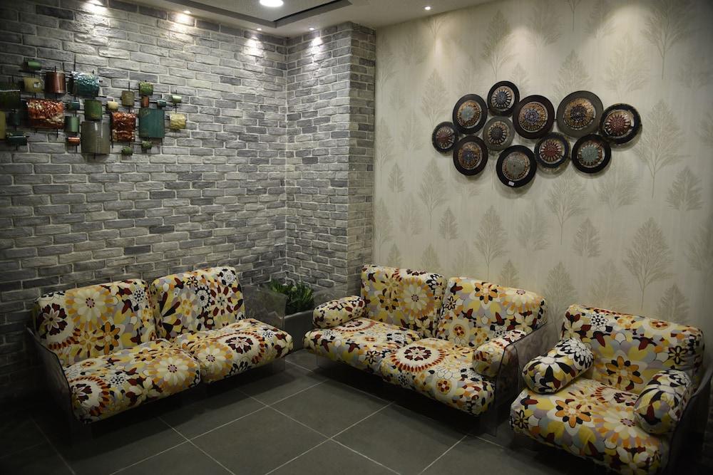 Tribecca Select Lobby Sitting Area