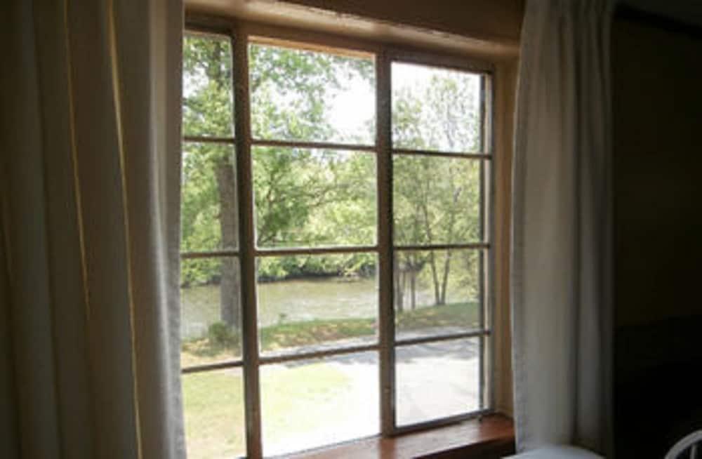 Riverbend Lodging Interior