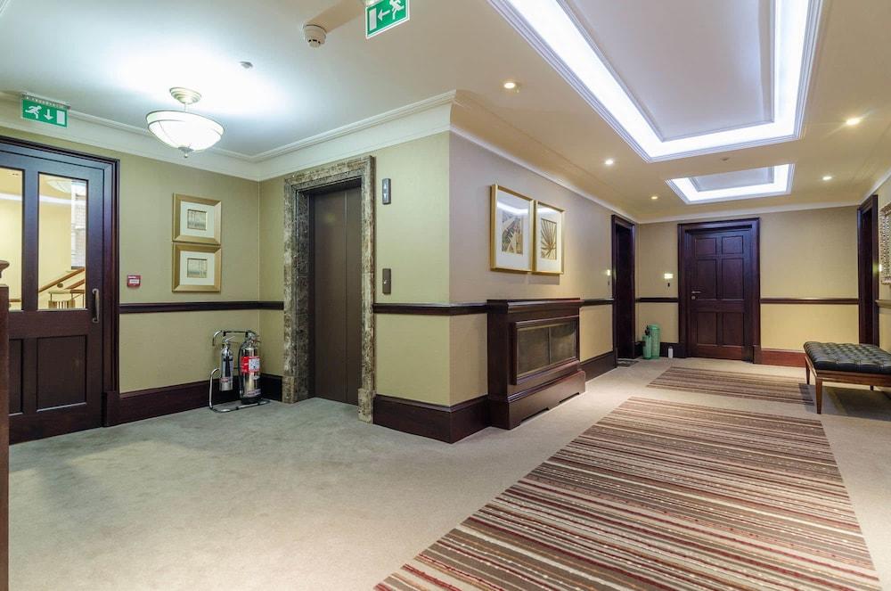 Custom House Square: Cathedral Quarter Lobby