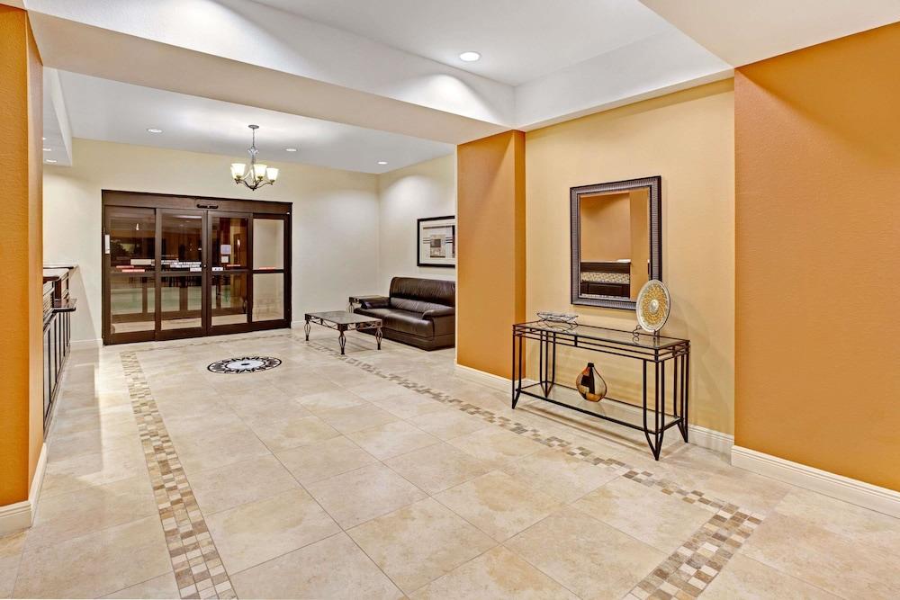 Super 8 by Wyndham LaPorte Lobby