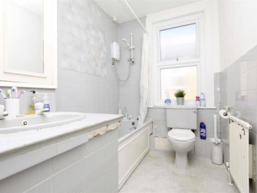 سوفيستيكاتيد فيلا إن لندن ويذ نيتفليكس نير جولف كورسي حمام