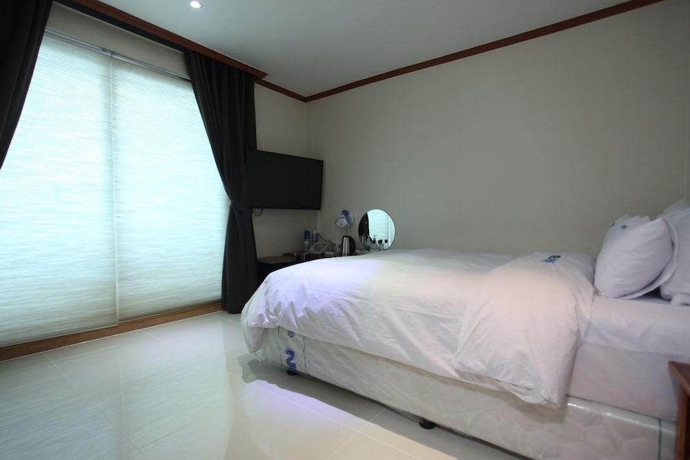 Goraekkum Hotel Room