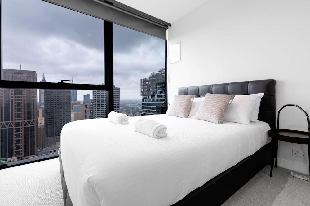Luxury 2bed2bath apt in the Heart of Mel@collins Room