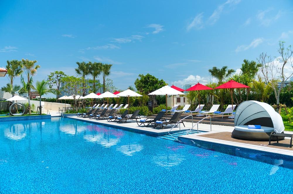 DoubleTree by Hilton Okinawa Chatan Resort Outdoor Pool
