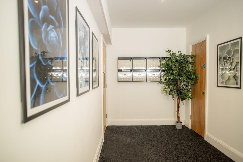 Super Luxe 2 Bed Apartment Torquay - Stunning Harbour View - Near Babbacoombe & Beach.