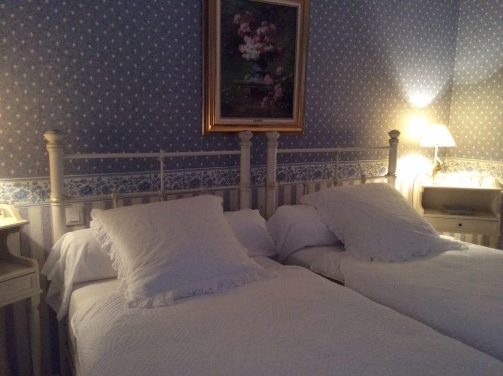 Les Corettes Room