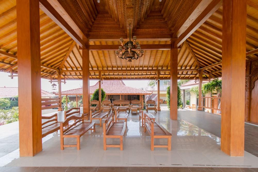 OYO 1567 Pendopo Tumaritis Syariah Lobby Sitting Area