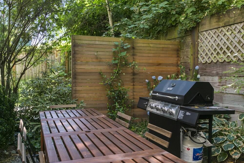 سيتل فاكيشن هوم: ذا لايبراري منطقة شواء/نزهات