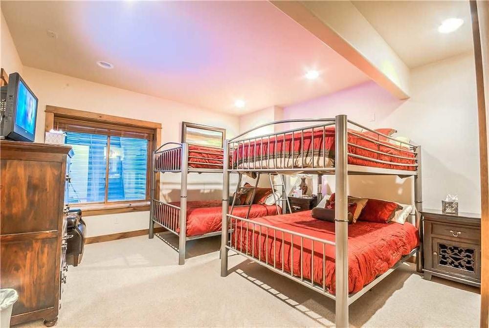 Soaring Eagle Chalet Room