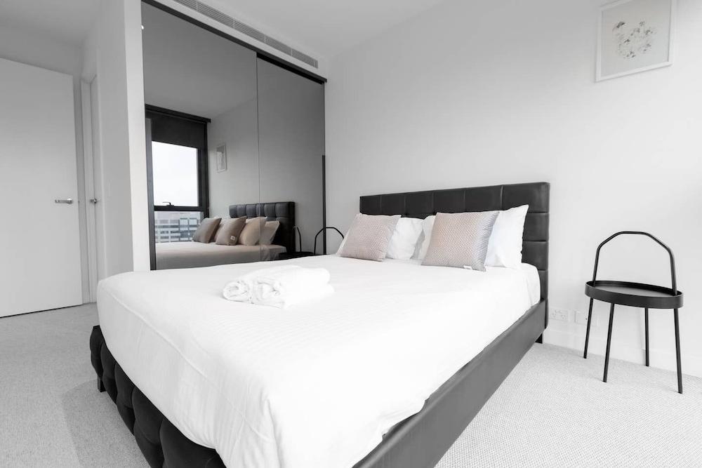 Luxury 2bed2bath apt in the Heart of Mel@collins Room