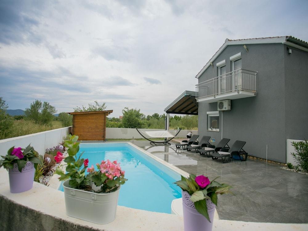 Modern Holiday Home in a Quiet Area, Private Pool, Lovely Roofed Terrace, BBQ