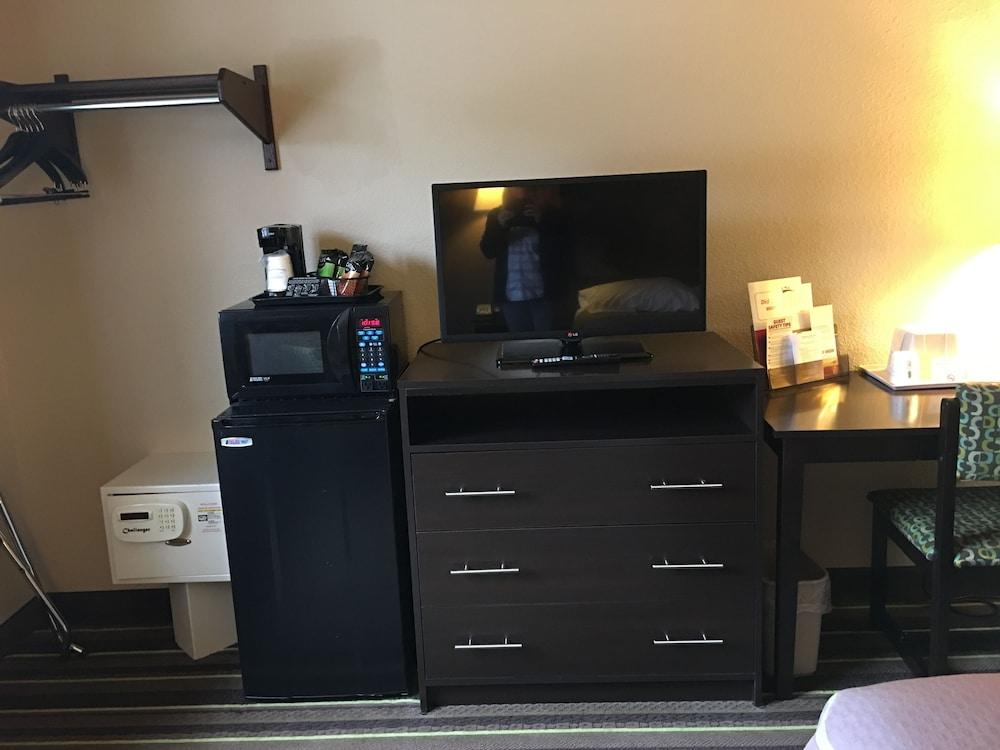 Super 8 by Wyndham Weston WV Room