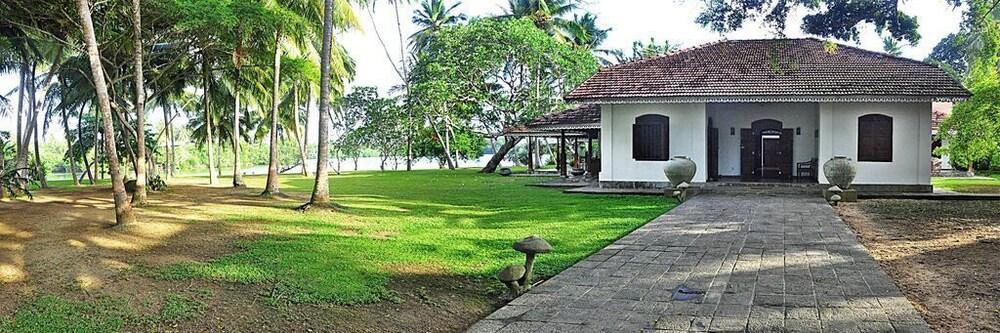 Villa Modarawaththa Exterior