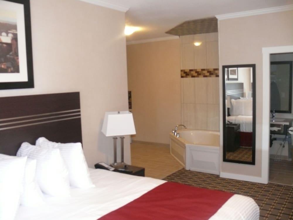 Super 8 by Wyndham Watrous Room
