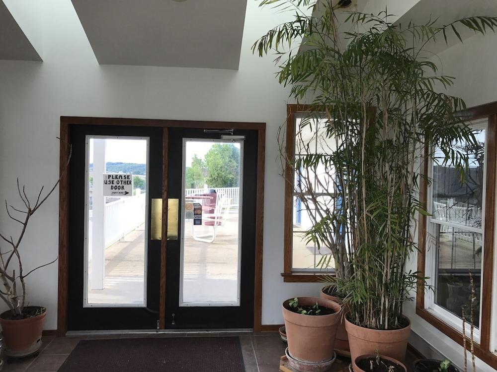 Motel 6 Front Royal, VA Interior Entrance