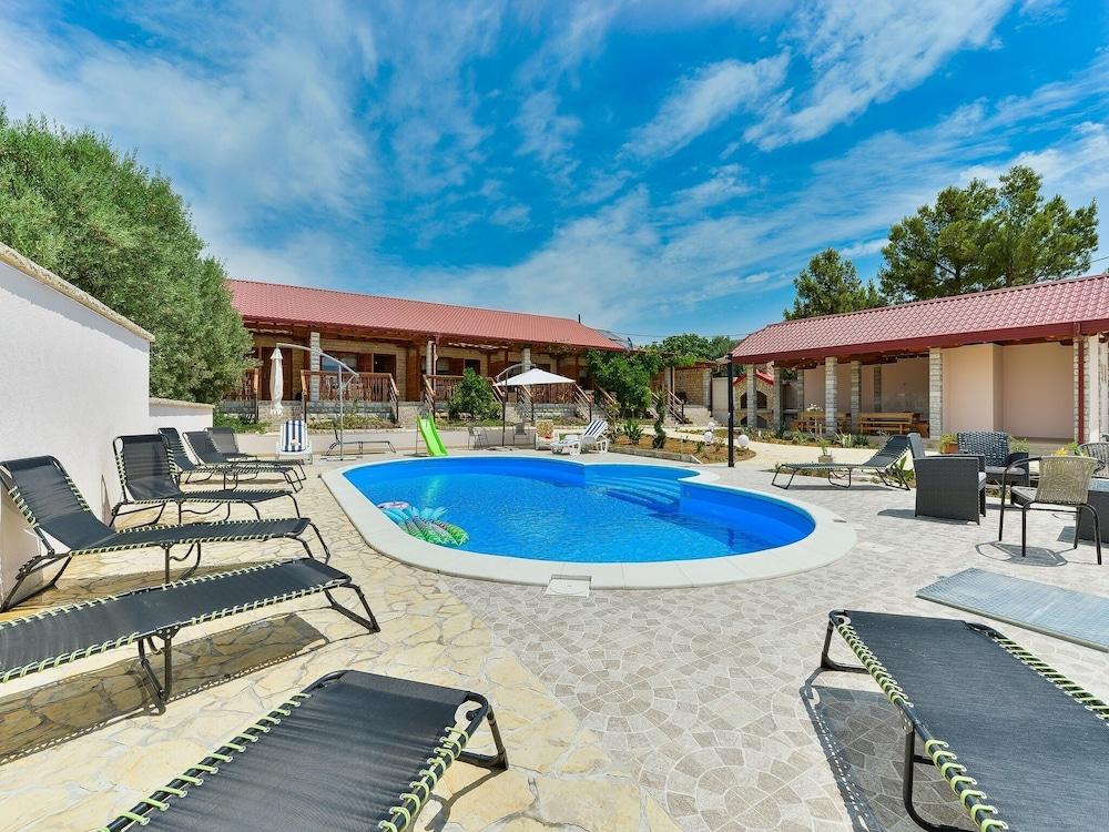 Joyful Apartment in Polača with Swimming Pool Exterior