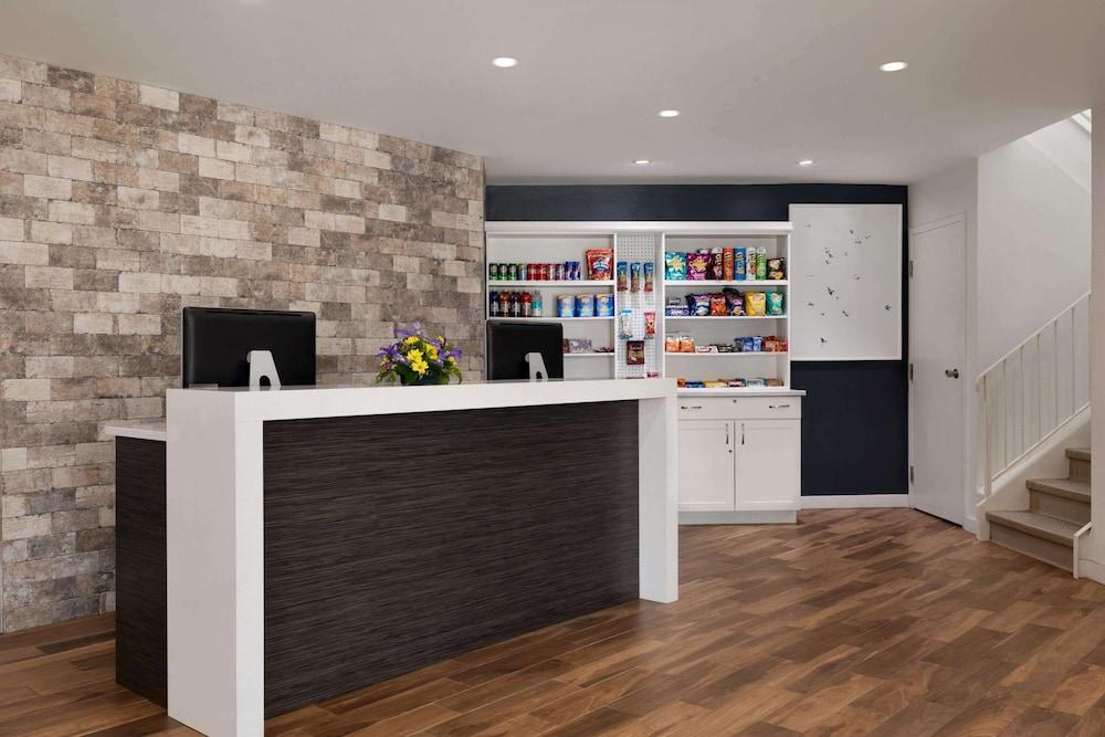 دايز إن باي ويندام سارينا هاربرفرونت منطقة الاستقبال