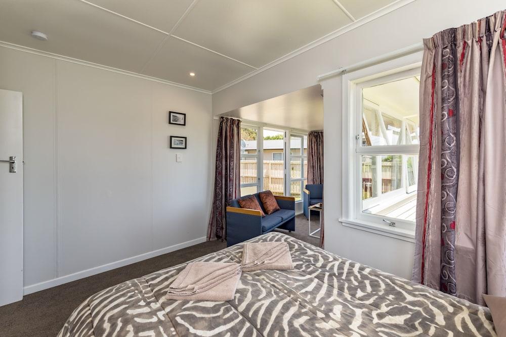 Waitangi Beach Bach 30A Room