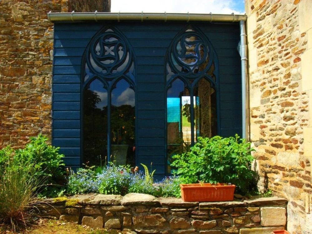 Manoir de la Rivière Exterior detail