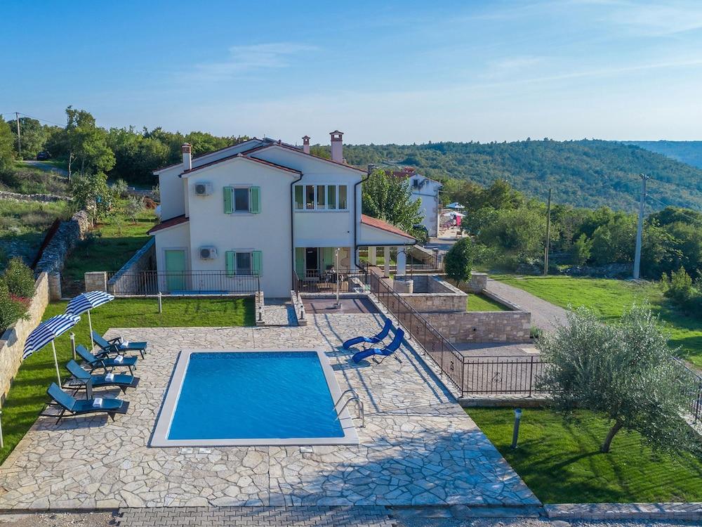 Spacious Holiday Home With Beautiful sea View From all Parts of the House