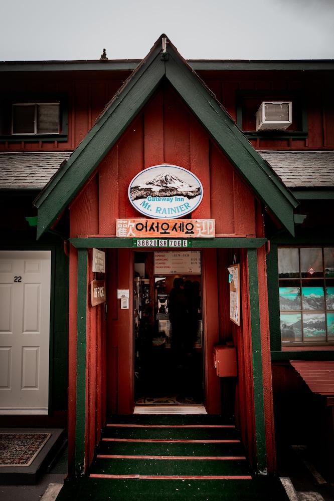 Gateway Inn Exterior