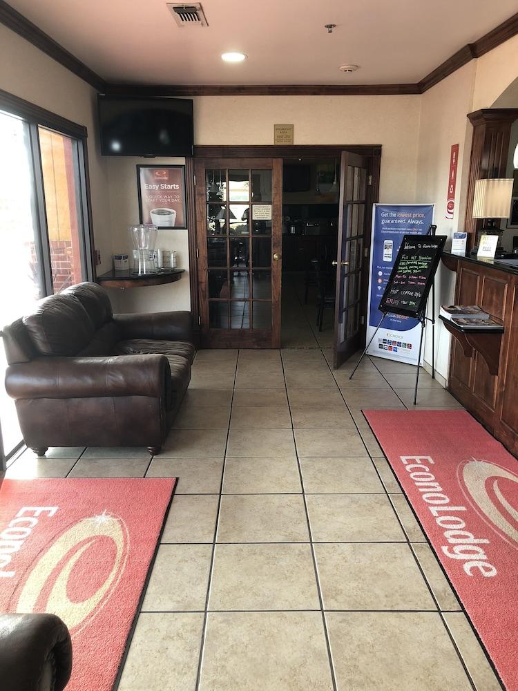 Econo Lodge Lubbock I-27 Lobby Sitting Area