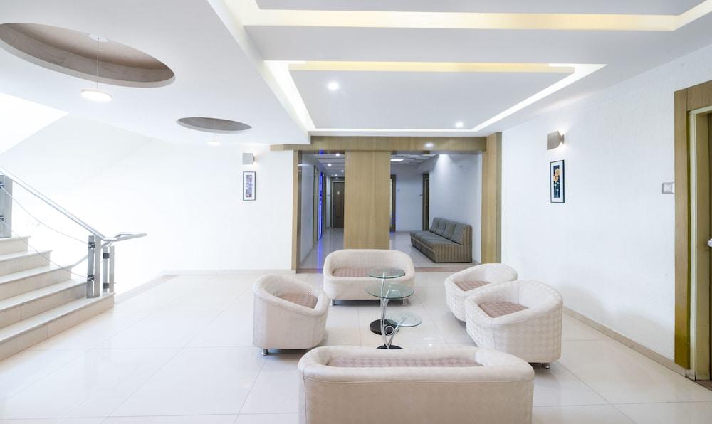 Treebo Paradise Lobby Sitting Area