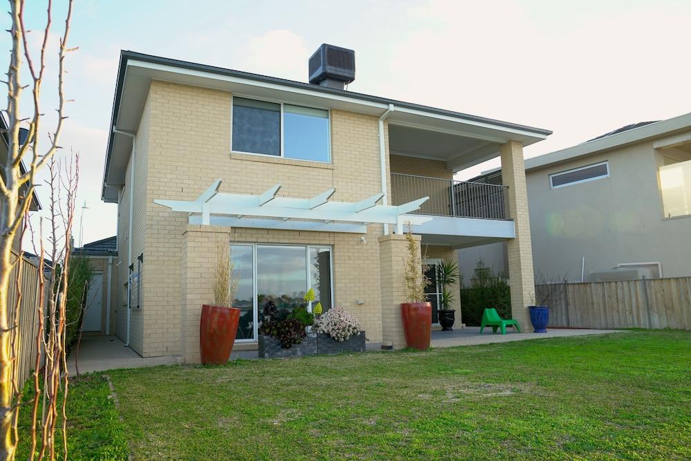 ووتر فرونت فيلا إن سانكتشوري ليكس المنطقة الخارجية