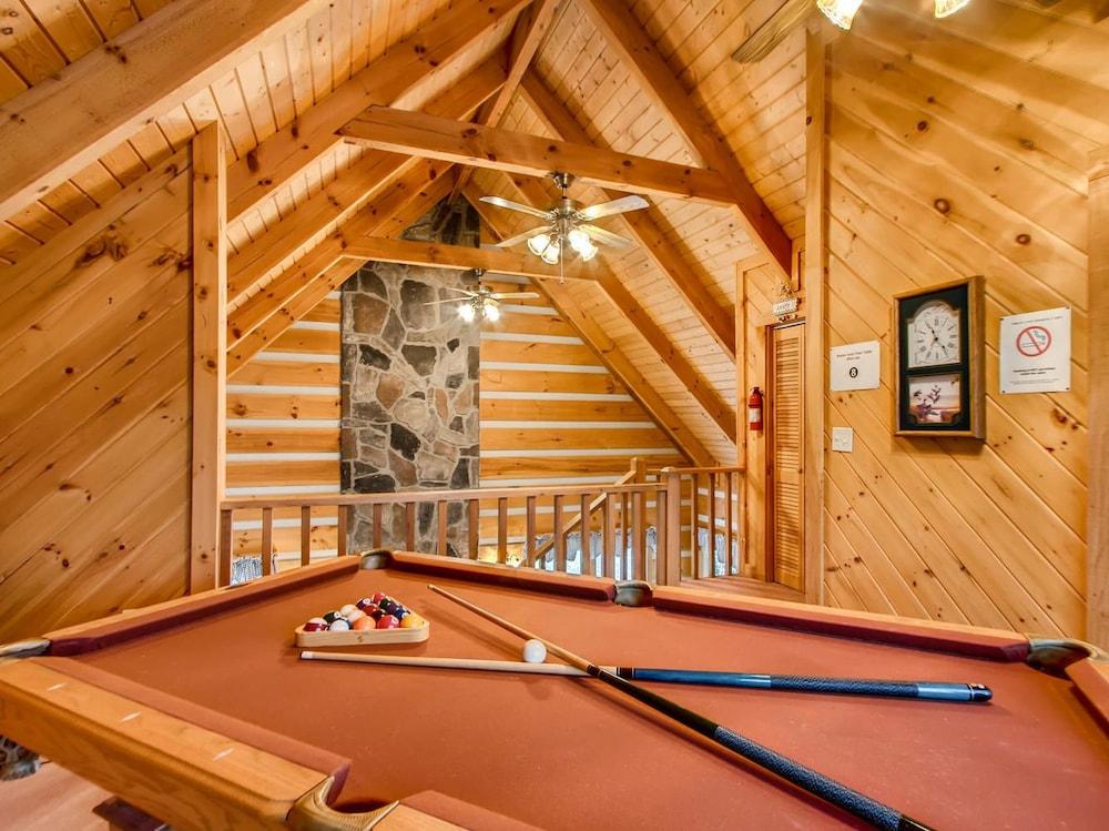 Moose Tracks 1 Bedroom Cabin by RedAwning Billiards