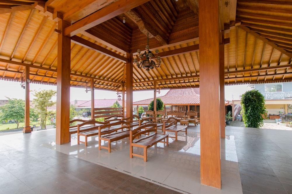 OYO 1567 Pendopo Tumaritis Syariah Lobby Sitting Area