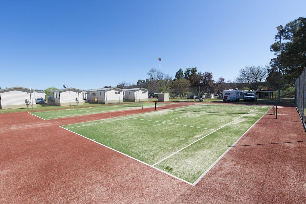 Fossickers Tourist Park Tennis Court