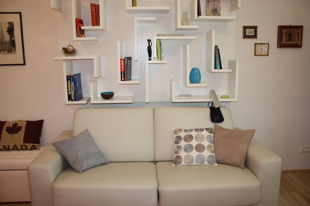 GoVienna Charming Studio Living Area
