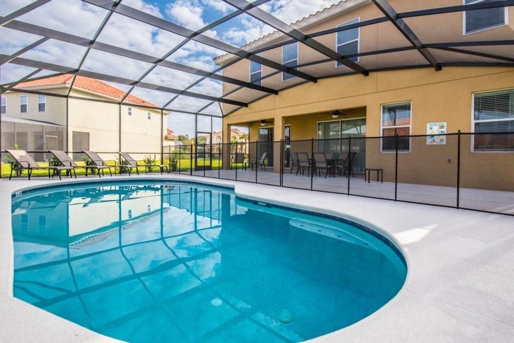 Oaktree Pool House
