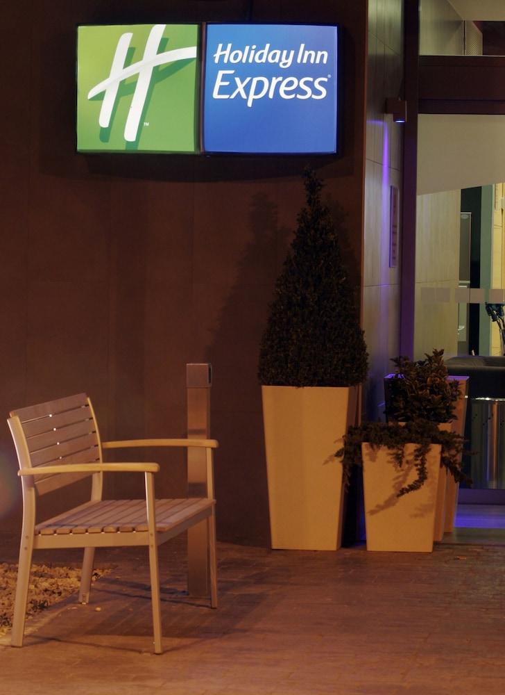 هوليداي إن إكسبرس ٓ رٓيهيت، آ ي ٕيف ٓا باي آيتش جي تفاصيل الفندق من الخارج