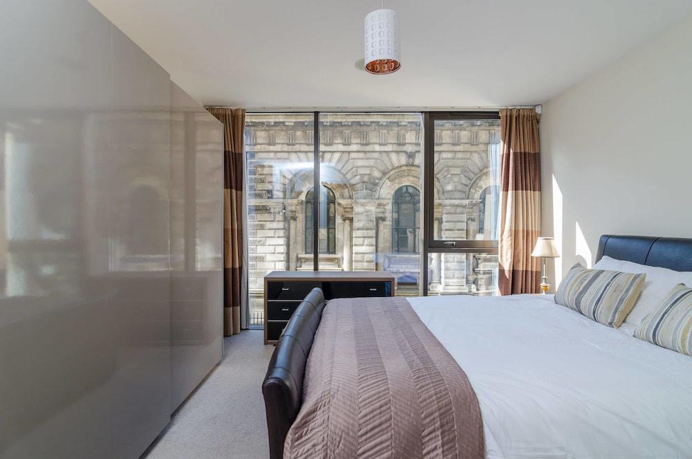 Custom House Square: Cathedral Quarter Room