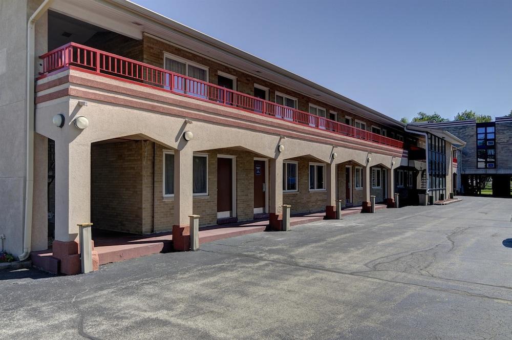 FairBridge Inn Express, Barrington Property Grounds