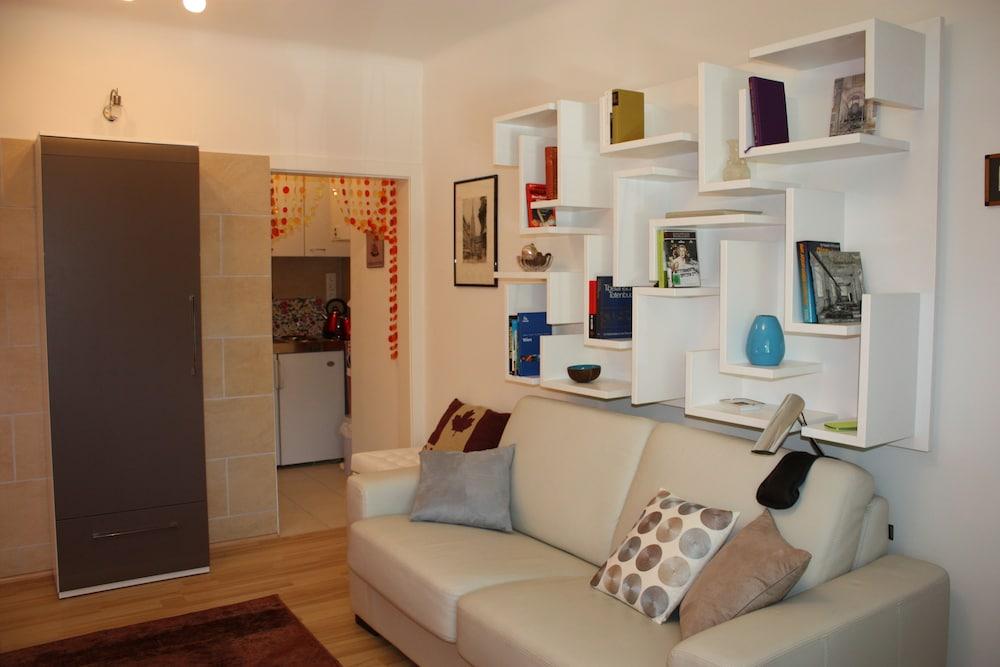 GoVienna Charming Studio Living Area